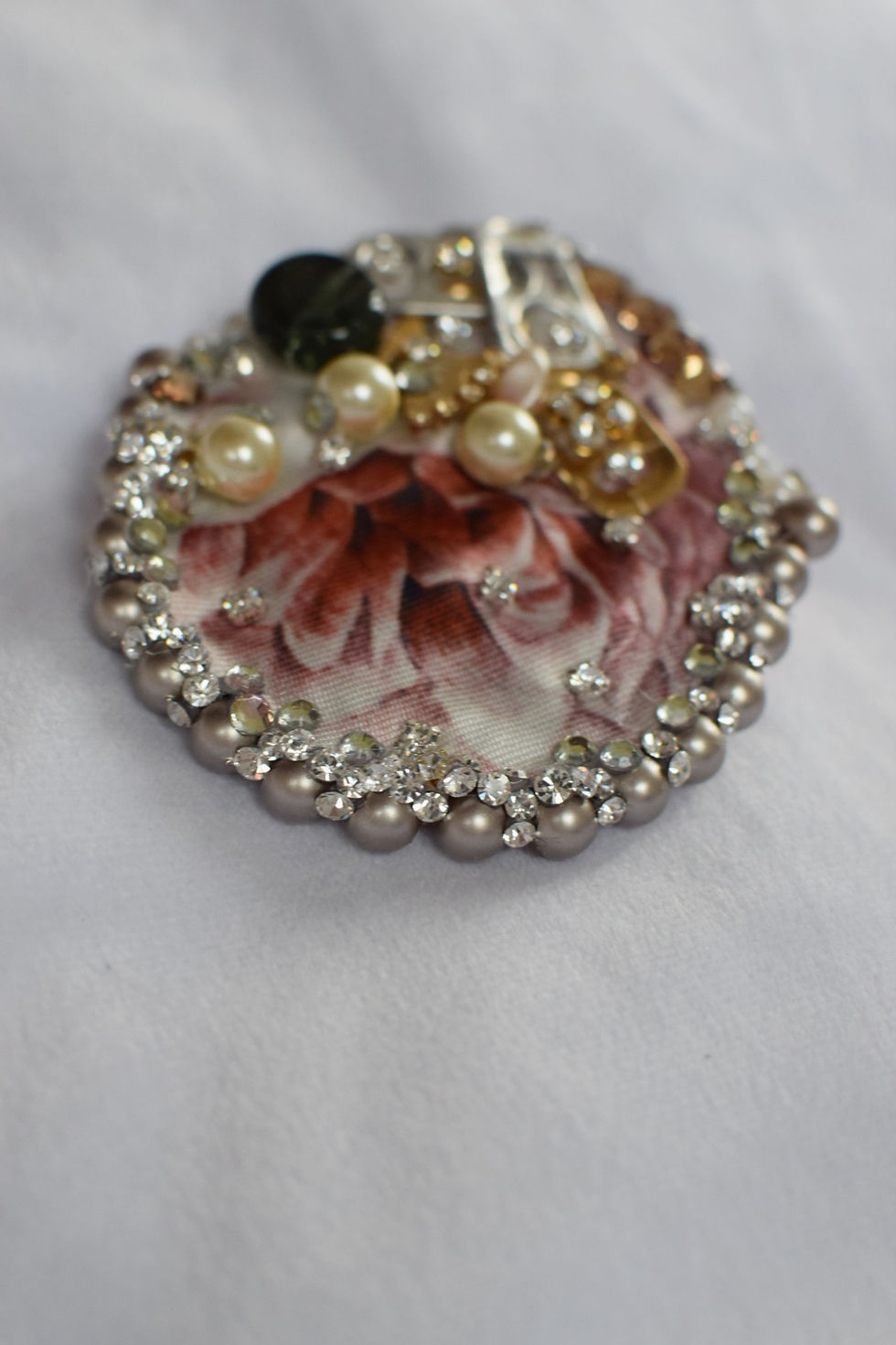 Thumbnail: Peony pearls and ring pulls glam hairclip/brooch
