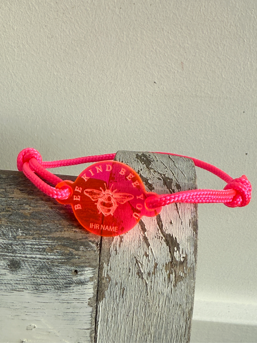 neonpink Armband personalisiert