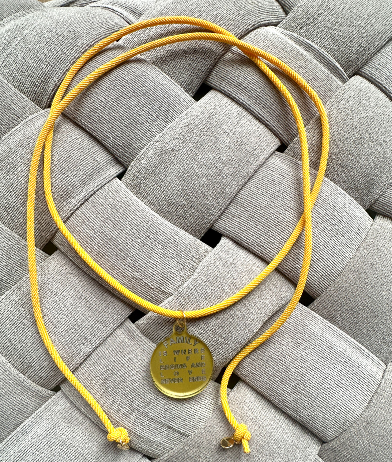 Gelbes Band mit Amulett aus Acryl Gold