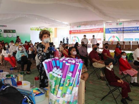 Entrega Mercedes Calvo material didáctico a más de 3 mil alumnos de educación especial