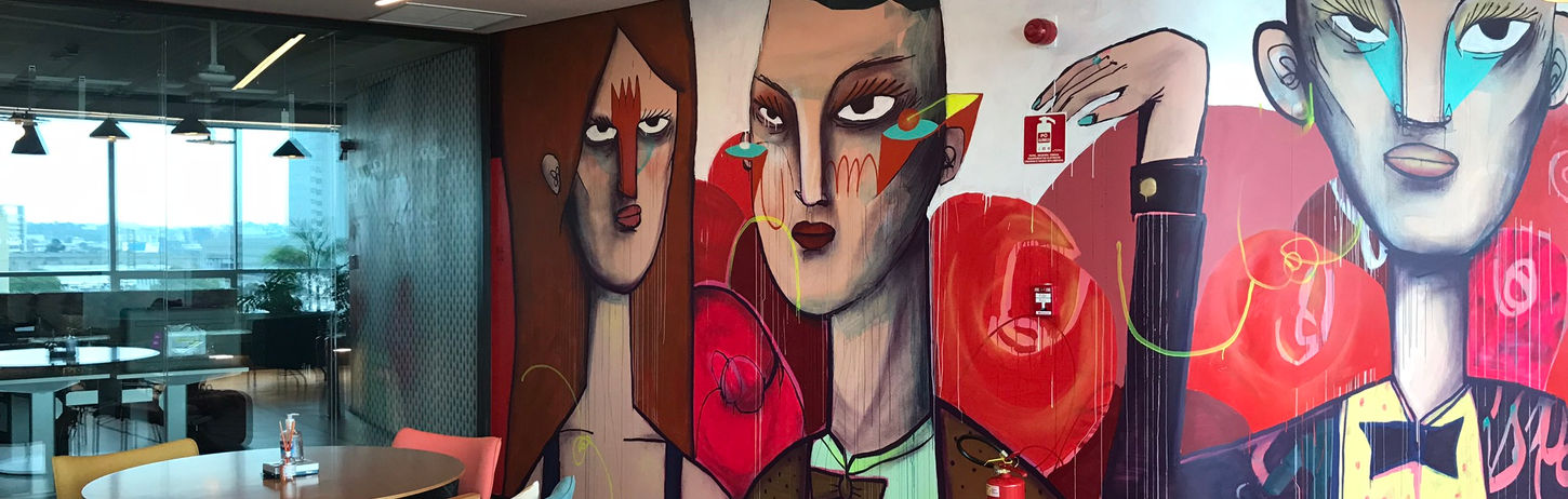 pintura artistica com cores vibrantes dentro de um escritorio com moveis de design
