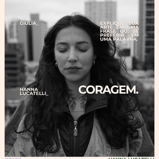 Retrato de mulher em branco e preto de olhos fechados