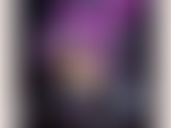 Escrita SHE WOLF + MARIÊ acima da foto da própria artista de óculos rosas e cabelo loiro