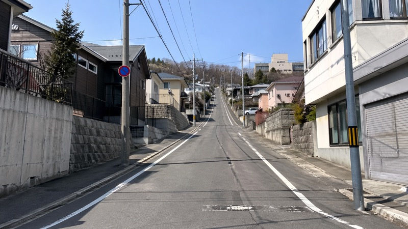 長く続く地獄坂の勾配が伝わる上り坂の風景