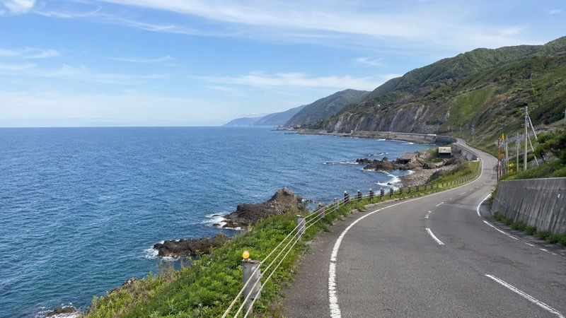 祝津の海岸線と青い海が広がる道路風景