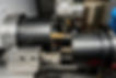Detail CNC obrábění stroj a obrobek, automatizovaný výrobní proces, detailní záběr CNC obrábění.