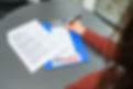 Žena vyplňuje formulář PNEU HNÍDEK