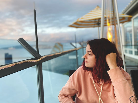 Lifestyle Portraits, Girl with red hair looking over shoulder