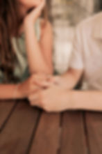 Pareja tomada de la mano hablando