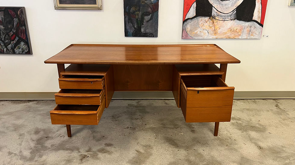 縮圖：Midecentury Teak Desk by Peter Løvig Nielsen for Hedensted Mobelfabrik