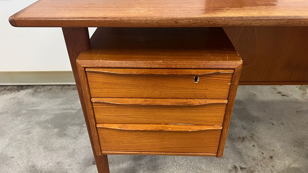 縮圖：Midecentury Teak Desk by Peter Løvig Nielsen for Hedensted Mobelfabrik