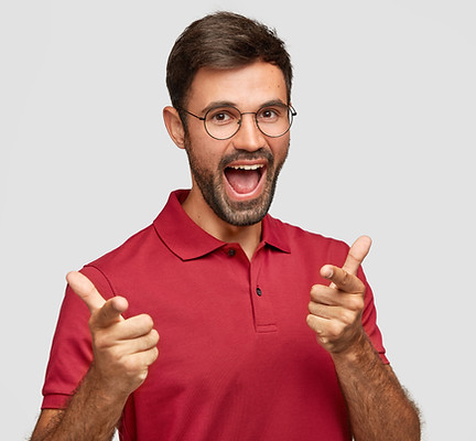 etes-vous-pret-a-participer-heureux-jeune-homme-barbu-regarde-positivement-fait-un-choix-e