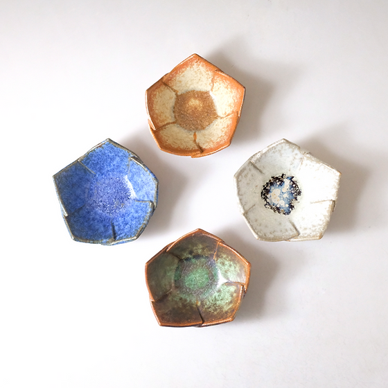 ハンドペイント青い花模様菓器 たたら花形小鉢（山吹） | 銀河釉 玉峰窯