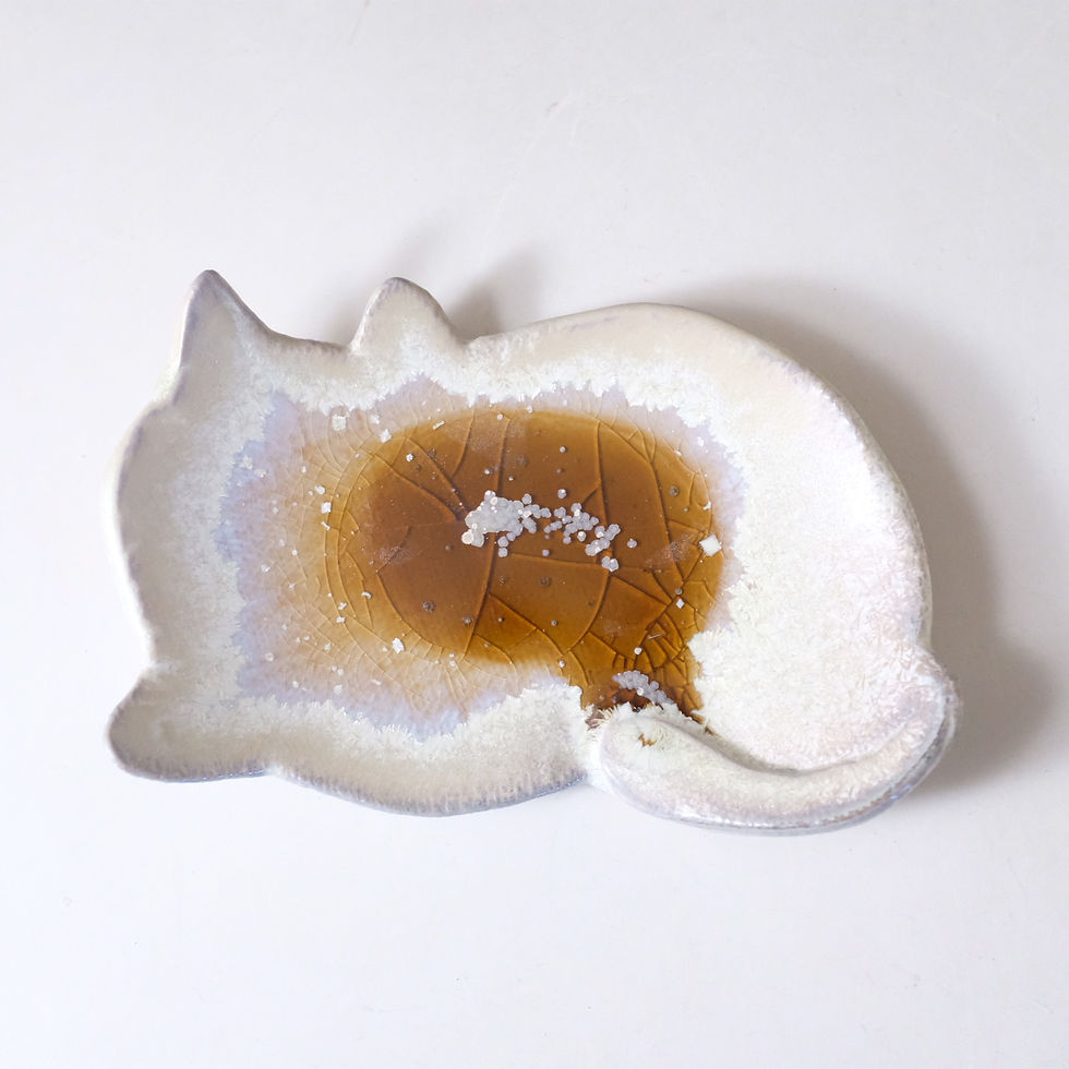 Thumbnail: 白い土のねこ皿（小）ネルソンタイプ