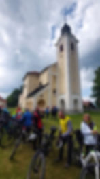 Pred cerkvijo Žalostne Matere Božje na Žalostni gori