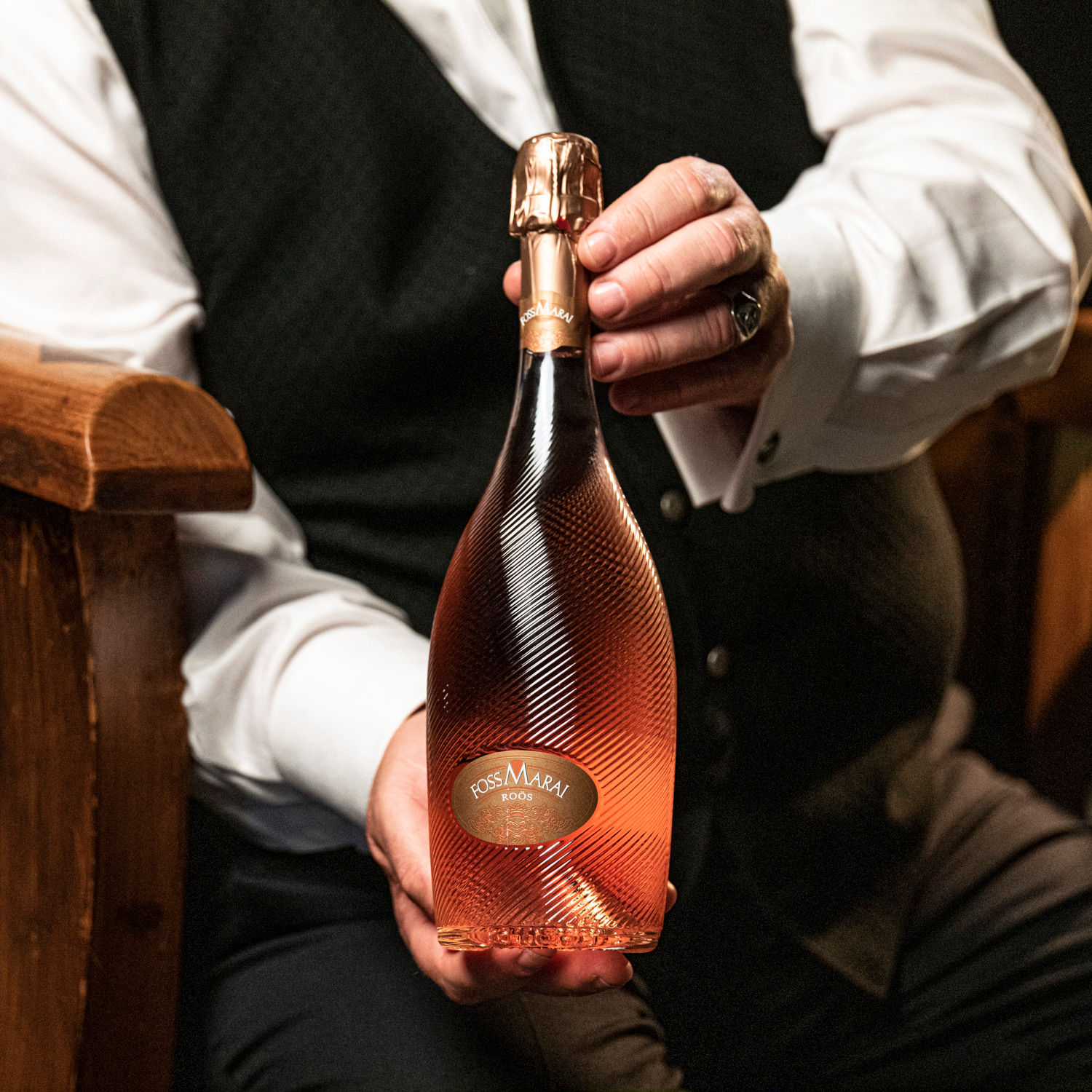 Zwei Hände halten Roös Brut 2023 Piccolo 0,375 l