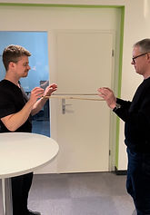 Zwei Männer mit Stöcken