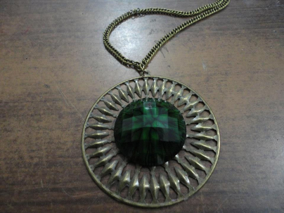 Collar verde oscuro