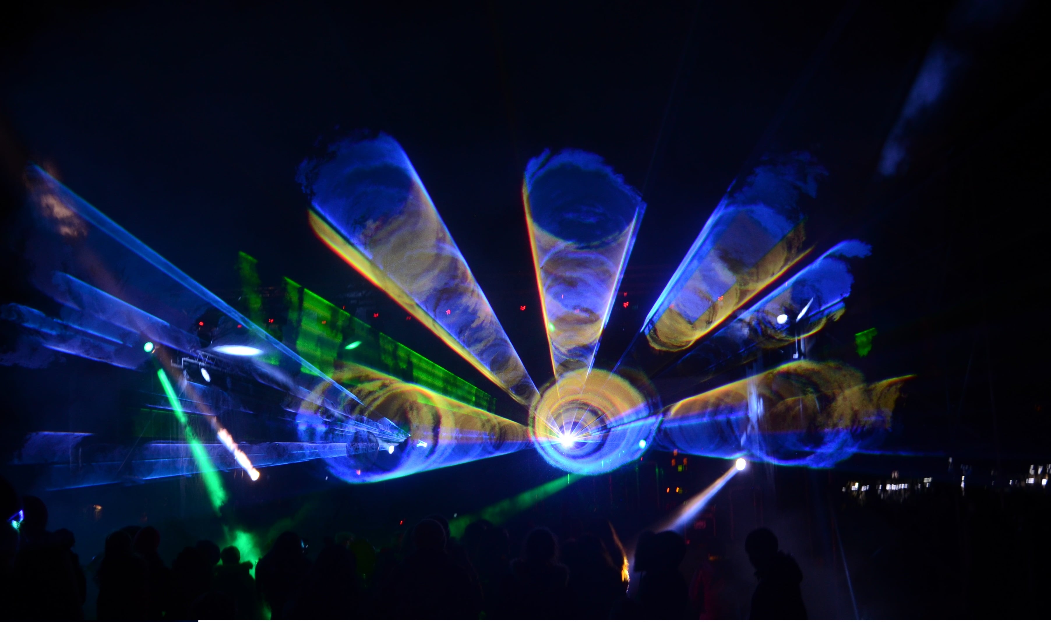 шоу бол. лазеры презентация. лазерное шоу берлин. лазерное шоу в метро китай. лазерное шоу в театре.