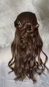 mariée demi-attache cheveux bouclés bijoux coiffure PACA
