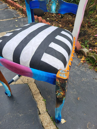 Sit and shrink chair
Alice!
Alice sees colours, Alice changes size and shape and meets wonderful creatures.
Alice is like us, one girl, multiple sizes, loads of imagination, and time is a flexible thing.
The world is real and un-real.
Time is time-less and furniture should be too.
We spend money on new and fake, while we could save and remake.
We spend hours of time-less time in our studio, creating this imaginary world, but then again, aren't all our worlds just that? Imaginary?
Who knows...may be you will sit on it and feel it!
FarAlice