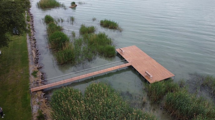 Mobil stég a Balatonon