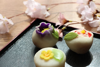 You may savor a seasonal sweet, specially made for you by a traditional confectioner in Kanazawa, and enjoy a sip of sake.