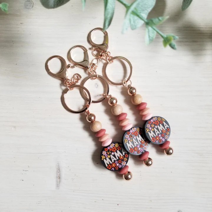 Porte-clés unique en son genre, fabriqué à la main, parfait pour les mamans qui souhaitent allier praticité et originalité dans leurs accessoires