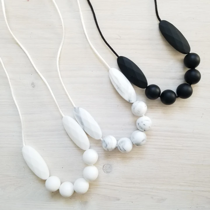 Collier chic fait main, avec perles en bois et silicone, idéal pour stimuler bébé tout en ajoutant du style à maman