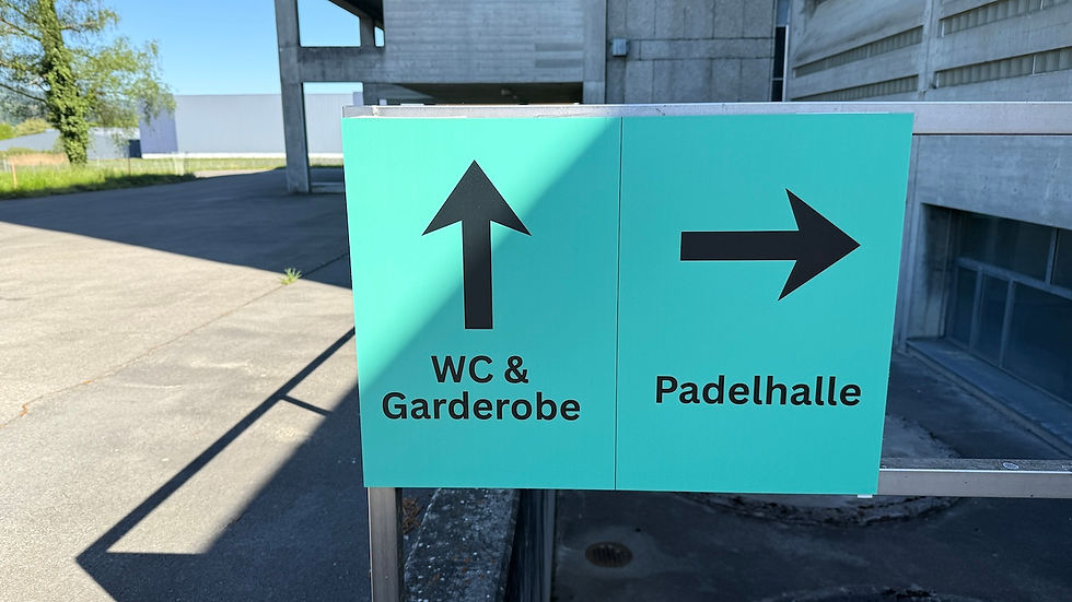 WC und Garderobe sind in einem anderen Gebäude untergebracht, wofür ebenfalls eine Bewilligung benötigt würde. Foto cb