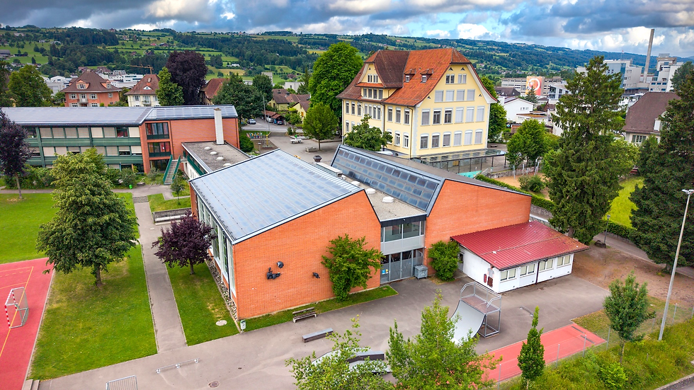 Die Turnhallen Zentral - 2013 saniert. Damals betonte die Gemeinde, bis 2023 reiche der Bestand an Turnhallen für die Schule. Foto cb