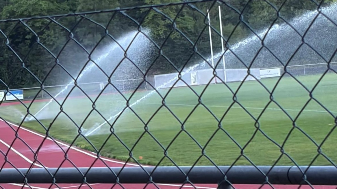 Bewässerung des Arena-Sportrasen. Foto zvg