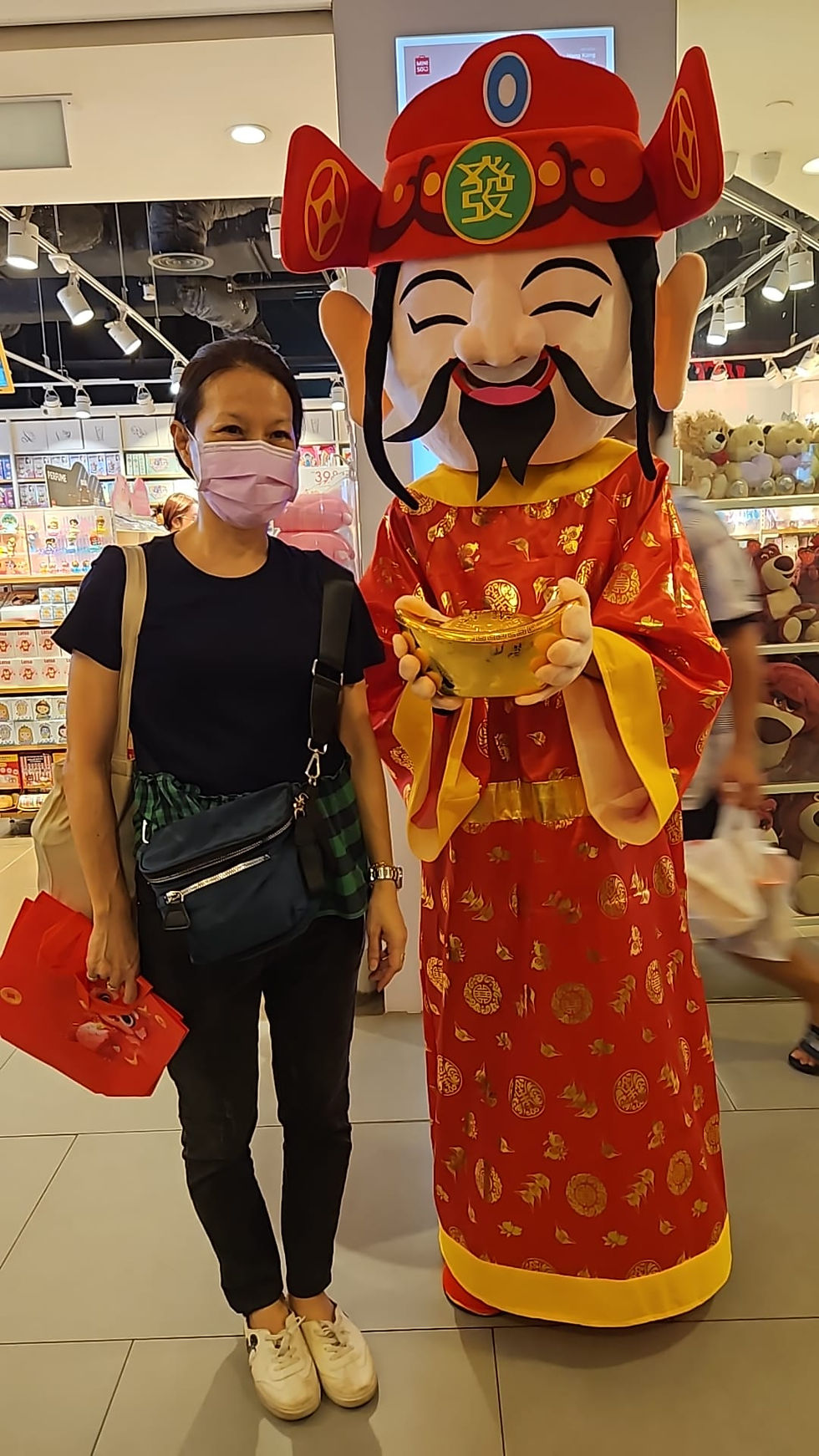 Emcee Singapore - Aunty is so happy to see God of Wealth