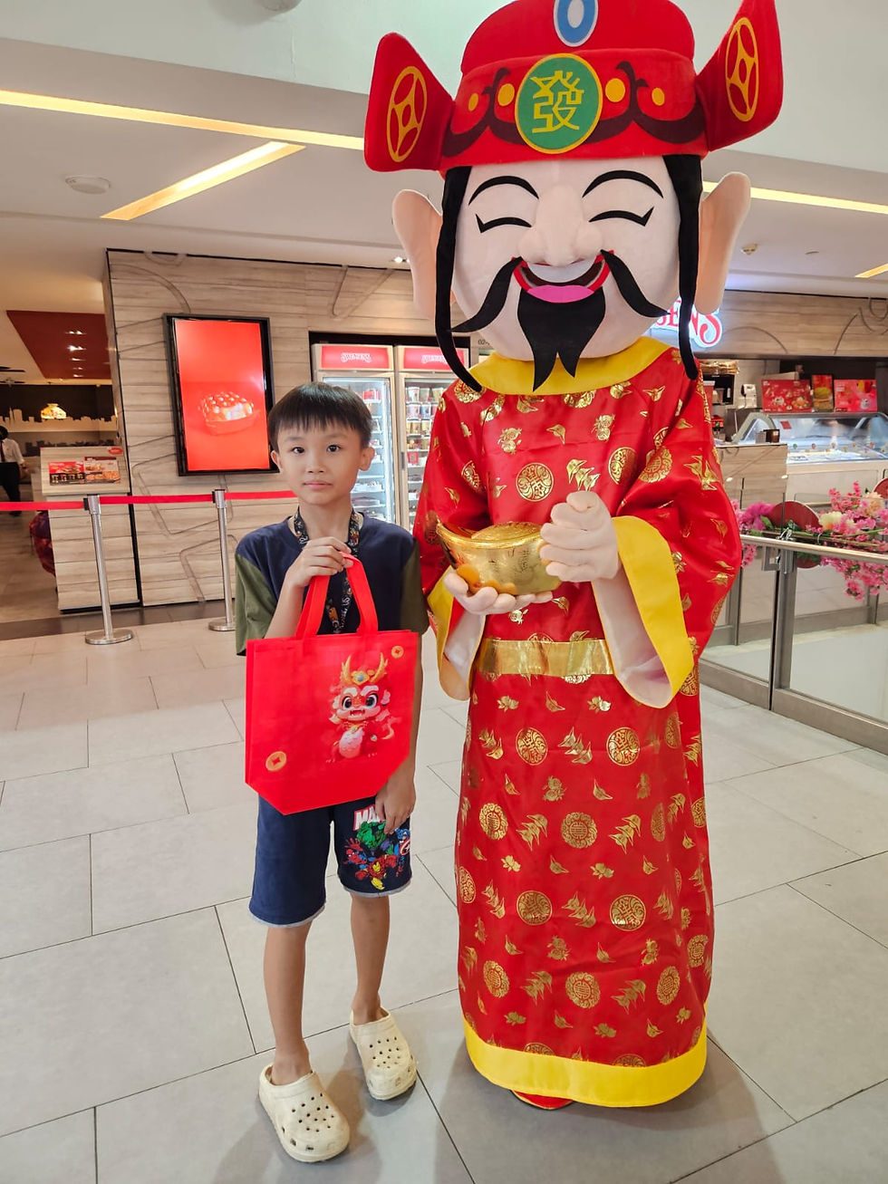 Emcee Singapore - This boy is so lucky, he got a shopping bag for free from our mascot.