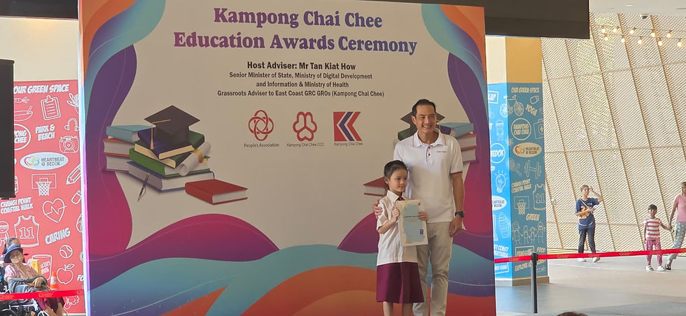 Emcee Singapore - A young student received an award at the Kampong Chai Chee Education Awards Ceremony, proudly standing with Mr. Tan Kiat How on stage.