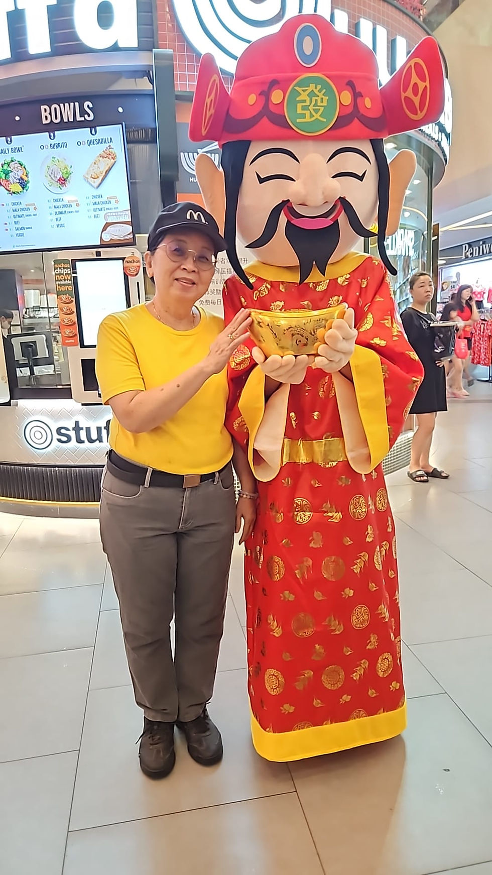 Emcee Singapore - MacDonald auntie ran out to take photo with god of wealth.