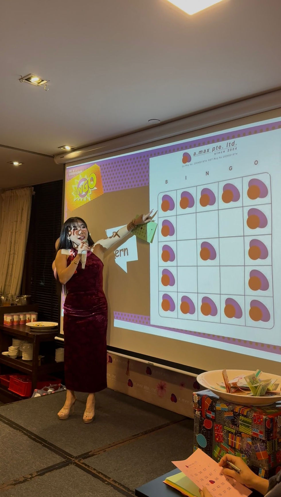 Emcee Singapore - Our emcee enthusiastically hosted the bingo game and explained the game rules.