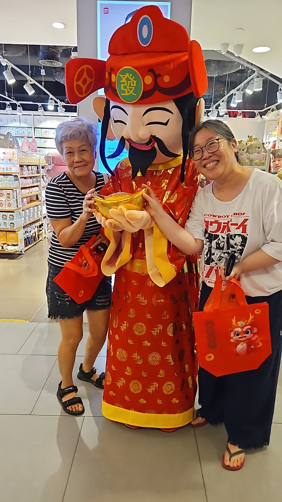 Emcee Singapore - Feeling excited for the mother and daughter. They look so happy.