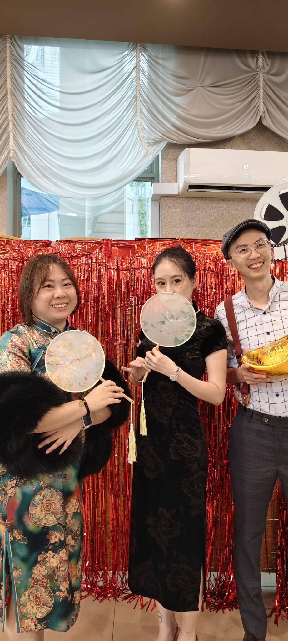 Emcee Singapore - Our emcee posed with elegantly-dressed attendees, each holding a fan dressed to the theme.