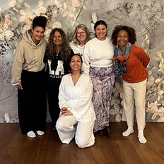 5 schamanische Frauen in einem Yogaraum