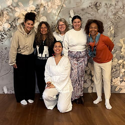 5 schamanische Frauen in einem Yogaraum