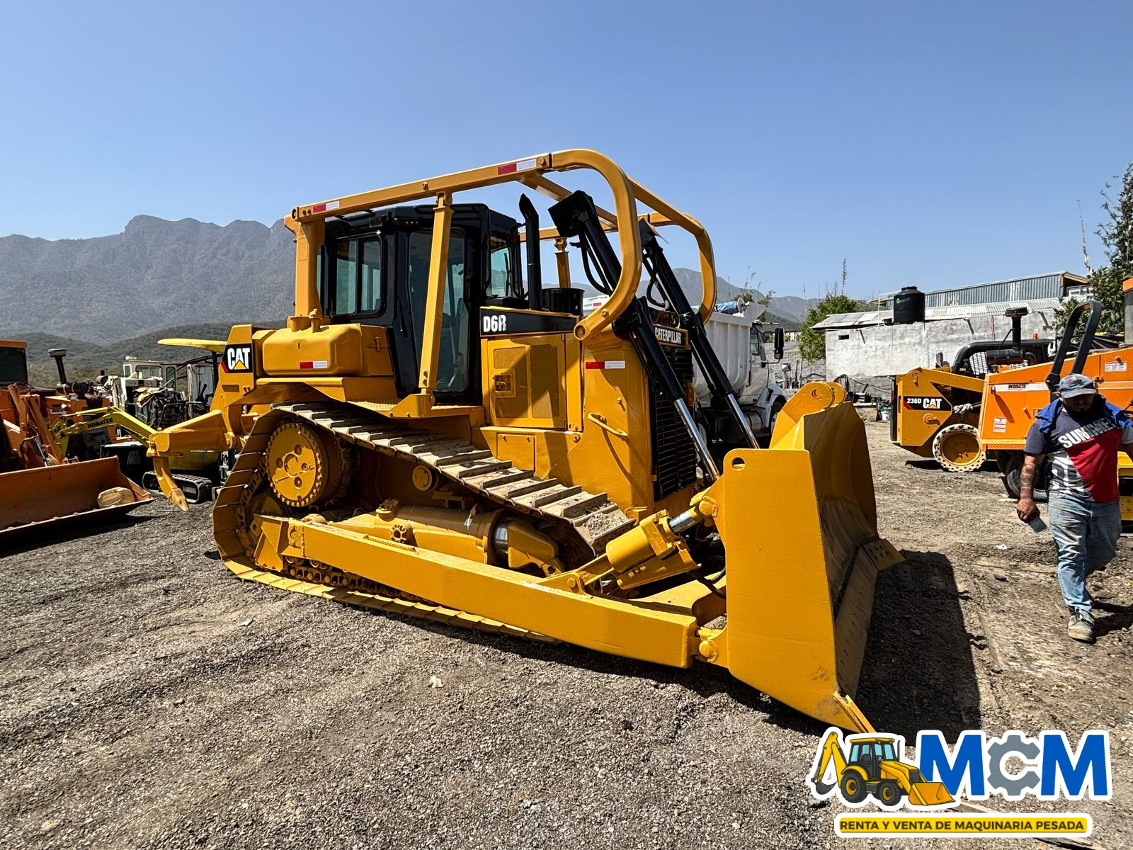 BULLDOZER  CATERPILLAR MODELO D6R AÑO 2000 CON RIPPER 
