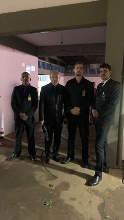 equipe detro do recinto