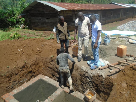 Hier gaan we weer aan de slag met de bouw van toiletten voor de armste schooltjes in DR Congo.