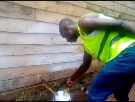'The finish of touch' van weer een nieuw sanitair gebouw in dit schooltje.# Congo