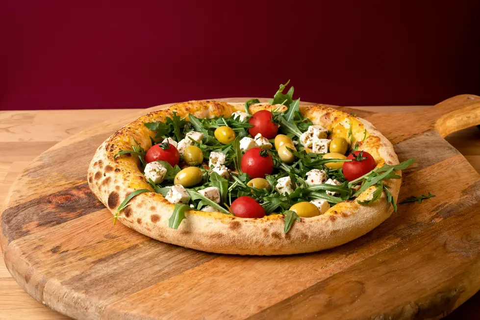 Pizza végétarienne aux légumes frais, feta et olives – Lusitalia