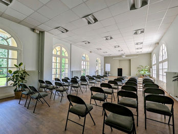 Location Salle lancement produit, Saint Louis en configuration théâtre – rangées de chaises, jusqu'à 100 personnes, Beauvais