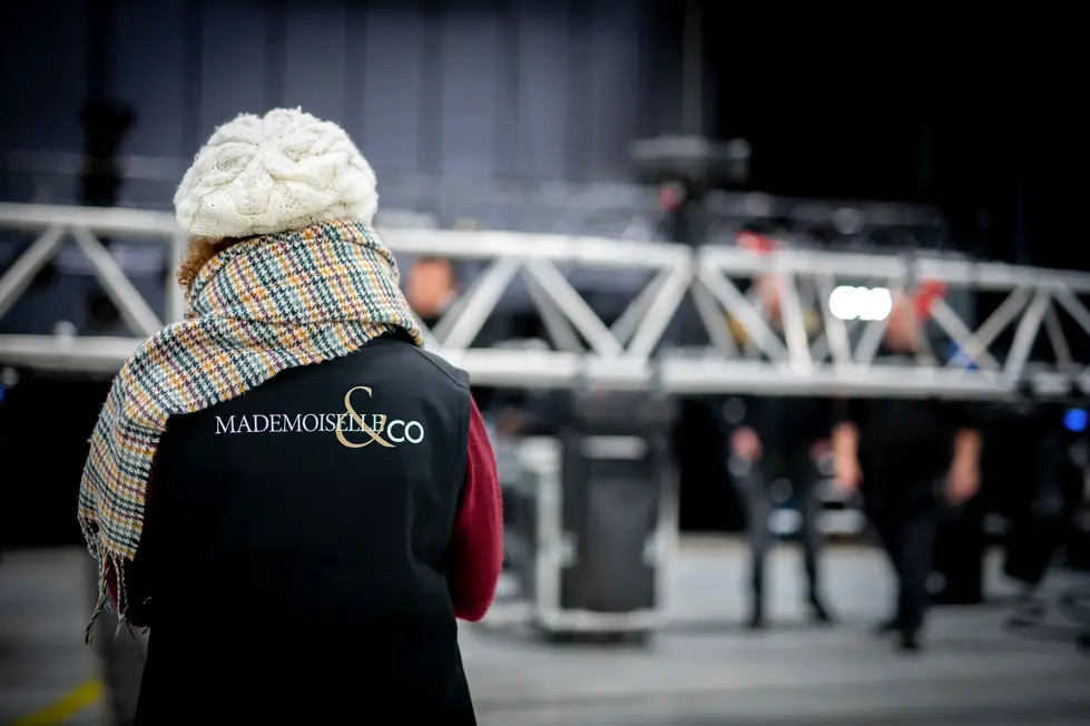 Photographe professionnel à Margny-lès-Compiègne lors de la mise en place technique d’un événement corporate.