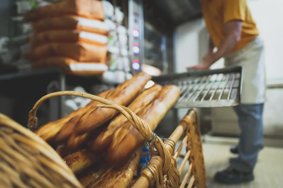 Baguettes croustillantes sorties du four dans panier en osier – visuel valorisant le produit fini pour support média
