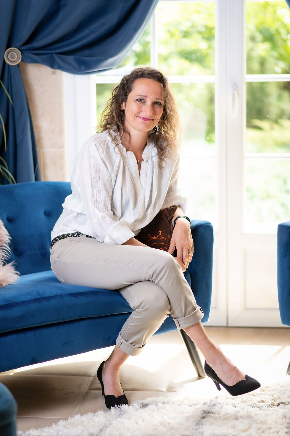 rachel Lapeyre dans son agence in'up market & com